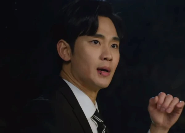 Kim Soo Hyun gặp "biến căng" bị vây đánh giữa đường, rating Queen of Tears bất ngờ giảm nhẹ