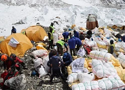 Nepal dọn rác và thi thể ra khỏi Everest