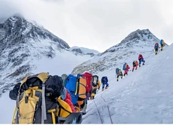 Trung Quốc mở lại đường lên đỉnh Everest cho khách nước ngoài