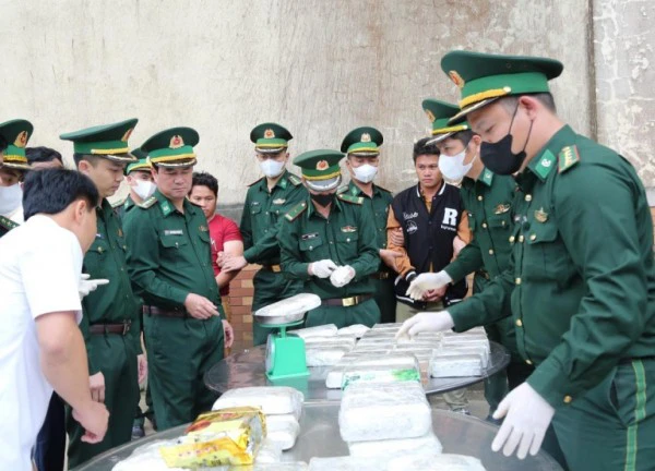 Bắt hai người Lào vận chuyển 44 bánh heroin và 20kg ma túy qua biên giới