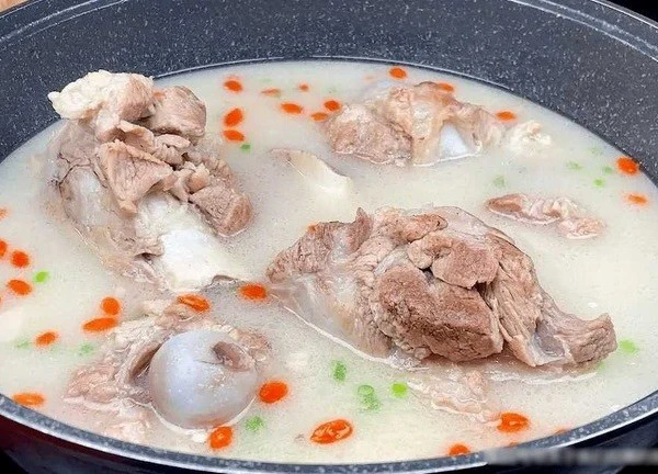 Cho 2 loại gia vị này khi hầm xương, nước thơm ngon, trong vắt lại không hề tanh