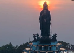 Khoảnh khắc mây phủ huyền ảo trên đỉnh núi Bà Đen Tây Ninh