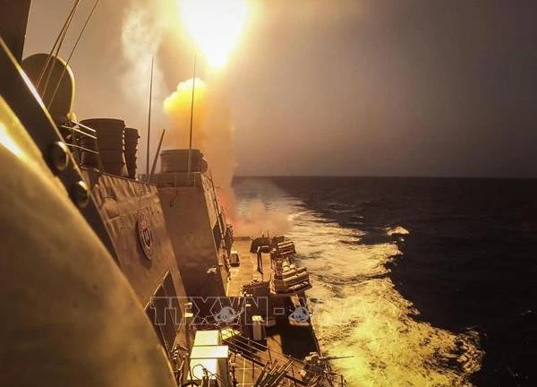 Mỹ: Phá hủy tên lửa của Houthi nhắm vào tàu thương mại trên Vịnh Aden