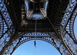 Nữ VĐV Pháp phá kỷ lục thế giới khi leo dây lên tháp Eiffel