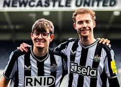 Chiếc áo đặc biệt của cổ động viên Newcastle