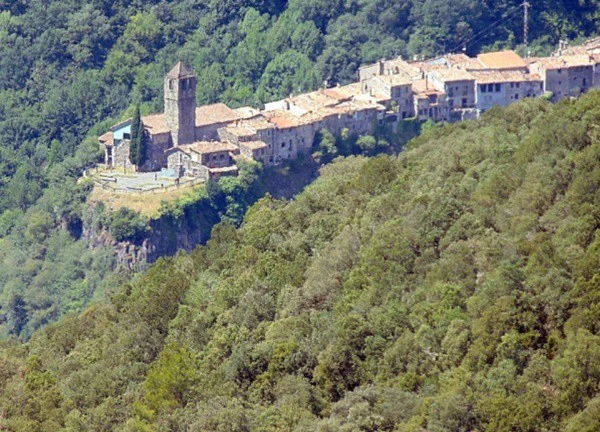 Castellfollit de la Roca Ngôi làng cheo leo trên vách đá