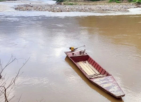 Lốc xoáy làm lật thuyền trên hồ thủy điện Sơn La, 2 người mất tích