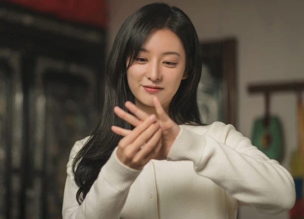 Mỹ nhân Kim Ji Won bùng nổ với 'Nữ hoàng nước mắt'