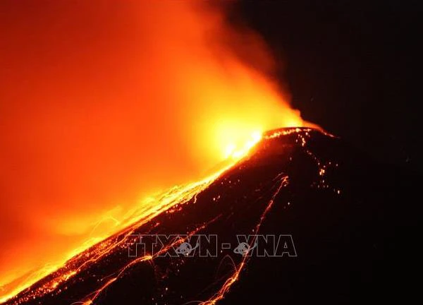 Núi lửa Ruang ở Indonesia phun trào tro bụi cao 3.000 m