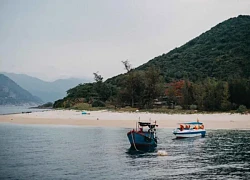 Tắm biển, chèo sup tại 'đảo khủng long' Hòn Nưa