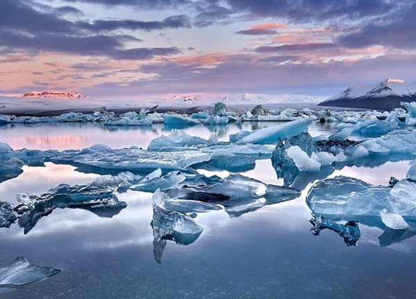 Bãi biển "kim cương" thu hút khách du lịch ở Iceland