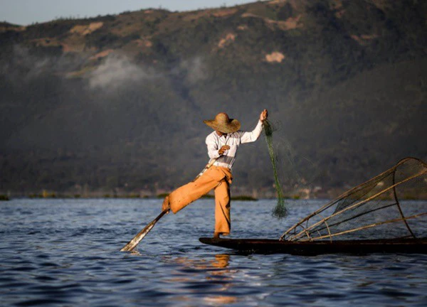 Khám phá cuộc sống yên bình của người dân trên hồ Inle, Myanmar