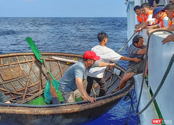 Chìm tàu cá, 4 ngư dân ở Thanh Hóa mất tích