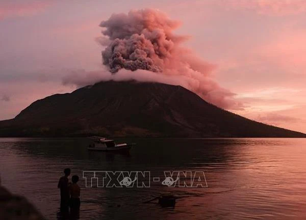 Indonesia dỡ bỏ cảnh báo sóng thần sau khi núi lửa Ruang phun trào