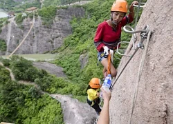 Những cửa hàng, khách sạn nằm cheo leo trên vách núi thu hút du khách