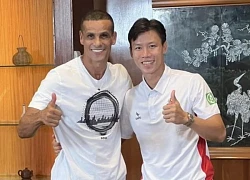 Huyền thoại Rivaldo của đội tuyển Brazil đến Việt Nam, Quế Ngọc Hải bỗng hoá "fanboy" tươi rói khi xin được chữ ký