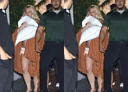 Britney Spears tơi tả, dùng chăn quấn quanh người sau nghi vấn xô xát với bạn trai ở khách sạn