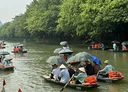 Du khách hòa mình vào không gian 'non nước hữu tình' tại Tràng An, Ninh Bình