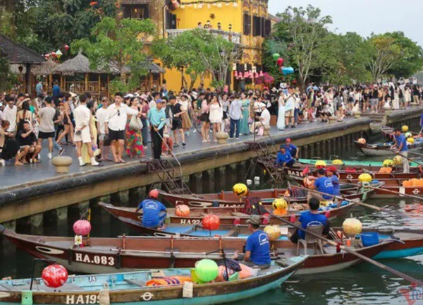 Hội An đông kín về đêm, du khách 'nhích từng centimet' trên cầu tham quan phố cổ