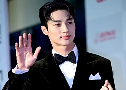 Nam thần &#039;Cõng anh mà chạy&#039; Byeon Woo Seok nổi bật trên thảm đỏ