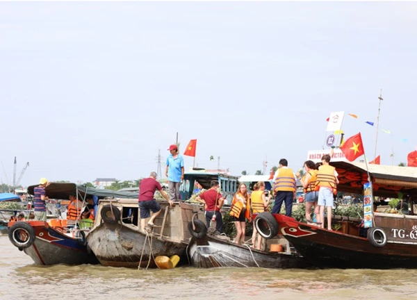 Chợ nổi Cái Răng - điểm đến hàng đầu của du khách khi đến Cần Thơ