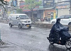 Thành phố Hồ Chí Minh mưa trắng trời, nhiều tuyến đường ngập nước