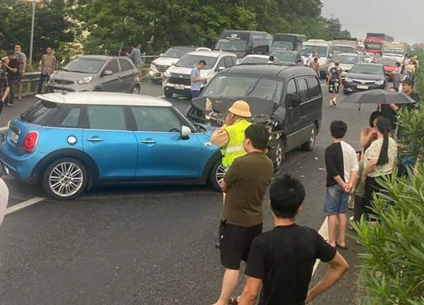 6 ô tô đâm liên hoàn trên cao tốc Nội Bài - Lào Cai