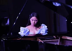 Bella Vũ mặc chiếc đầm lấy cảm hứng từ đàn piano trình diễn nhạc cổ điển