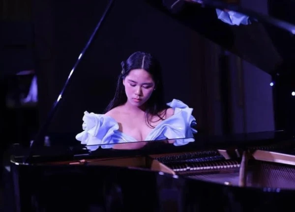 Bella Vũ mặc chiếc đầm lấy cảm hứng từ đàn piano trình diễn nhạc cổ điển