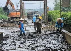 Hà Nội: Sạt bờ bao chứa bùn thải ở bãi rác Nam Sơn