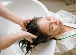 Có nên bấm huyệt, massage, nhổ tóc khi gội đầu ở tiệm?