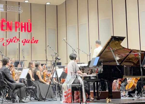 Thưởng thức tiếng đàn của nghệ sĩ piano Bích Trà - con gái NSND Trà Giang