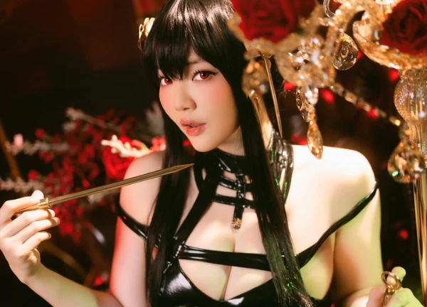 Nữ cosplayer gửi lời nhắn đến fan, người xem buộc phải "zoom" cận cảnh vùng nhạy cảm