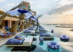 Bên trong resort 90 hồ bơi, thức ăn dát vàng tại Dubai