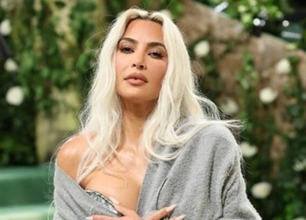 Chiếc váy khiến vòng eo 'khóc thét' của Kim Kardashian