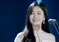 Dự sự kiện có chồng cũ, Song Hye Kyo mặc đầm xẻ ngực sâu hun hút, ảnh chụp lén đẹp không chê nổi