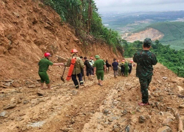 Giây phút sinh tử của nhiều công nhân trong vụ sạt lở ở Hà Tĩnh