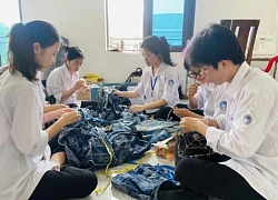 4 "cool kid" kể chuyện làm BST tái chế từ vải jeans cũ viral khắp cõi mạng: 5 tiếng mỗi ngày để hoàn thiện, có cãi vã nhưng luôn chấp nhận nhau