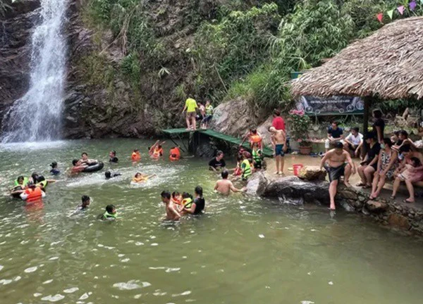 Yên Bái: Thác nước tự nhiên hút khách ngày nóng