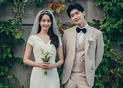 Lee Jong Suk nói gì mà khiến Yoona (SNSD) nở nụ cười "đáng giá ngàn vàng" trên sân khấu lễ trao giải?