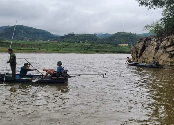 Nam sinh tử vong trên sông Hồng, dồn lực tìm kiếm 1 trường hợp mất tích