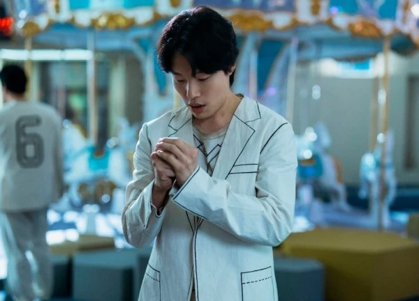 Bom tấn sinh tồn vừa chiếu liền nhận mưa lời khen, Ryu Jun Yeol nhập vai xuất sắc khiến netizen không nỡ ghét