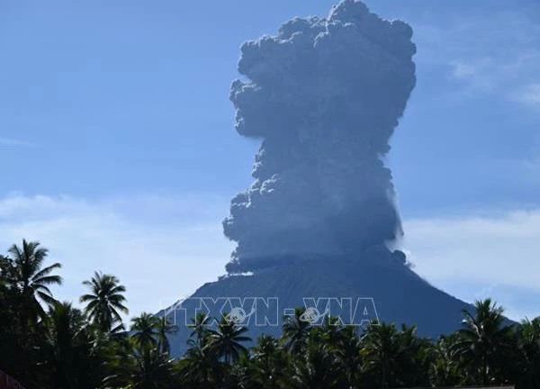 Indonesia: Sơ tán hàng trăm người gần núi lửa đang phun trào