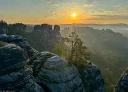 Vùng núi đá Bastei ở Đức trong ánh bình minh