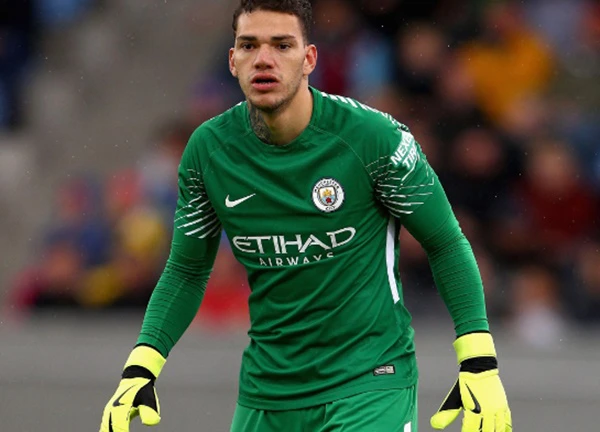 Ederson bị vỡ xương hốc mắt