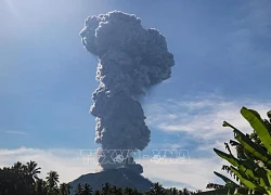 Indonesia: Núi lửa Ibu phun trào, tạo ra cột tro bụi cao 5.000 mét