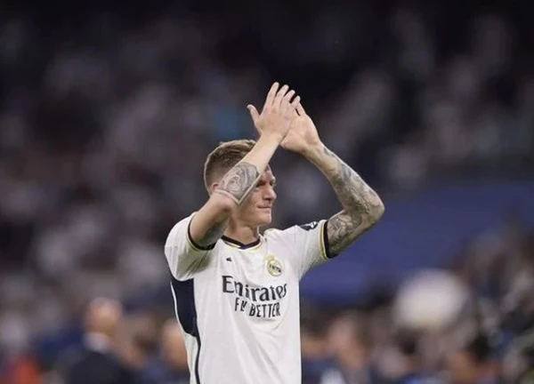 Kroos bật khóc và lời tạm biệt của một huyền thoại