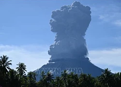 Indonesia: Núi lửa Ibu phun trào, cột tro bụi cao 7 km