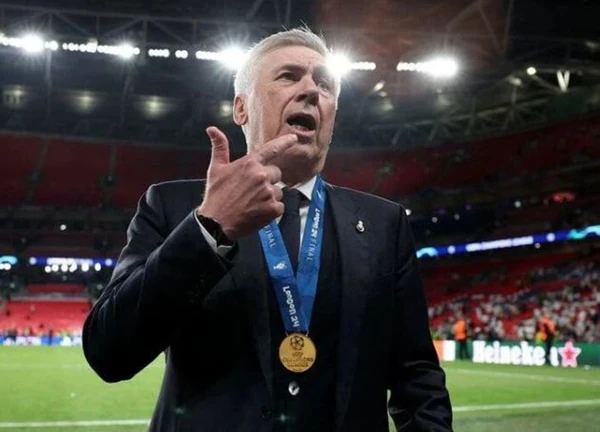 Kẹo cao su giúp HLV Ancelotti 'bách chiến bách thắng'