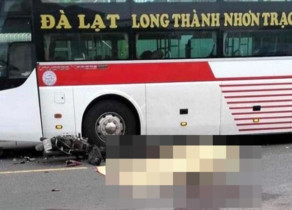 Long An: Va chạm xe khách giường nằm, 2 người đi xe máy tử vong